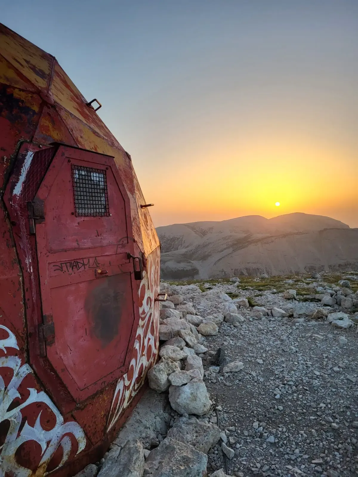 Alba sul rifugio monte amaro