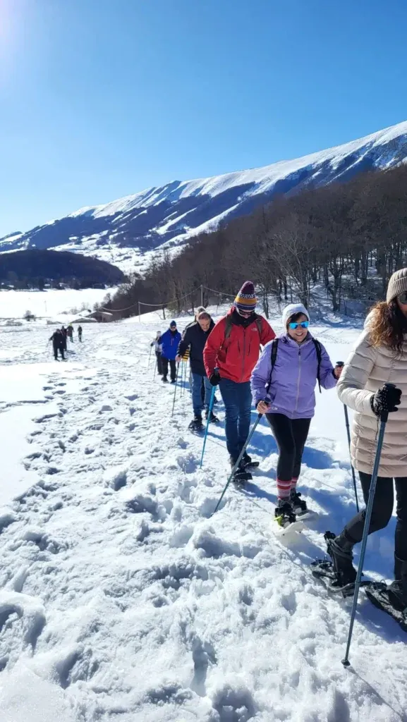 Article Ciaspolate per famiglie Abruzzo: Scopri la magia della neve thumbnail